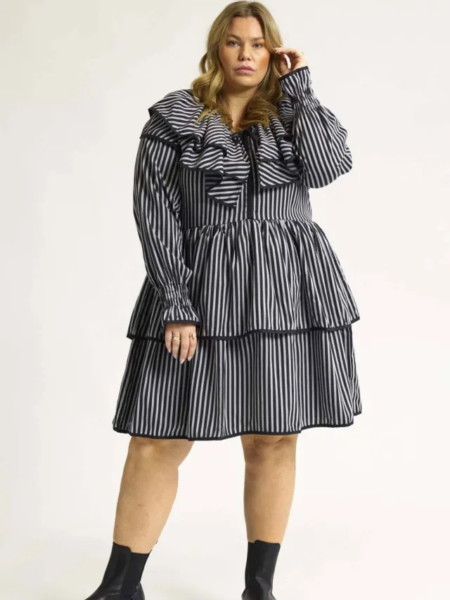 Anyday gestreepte korte jurk Plus Size - zwart