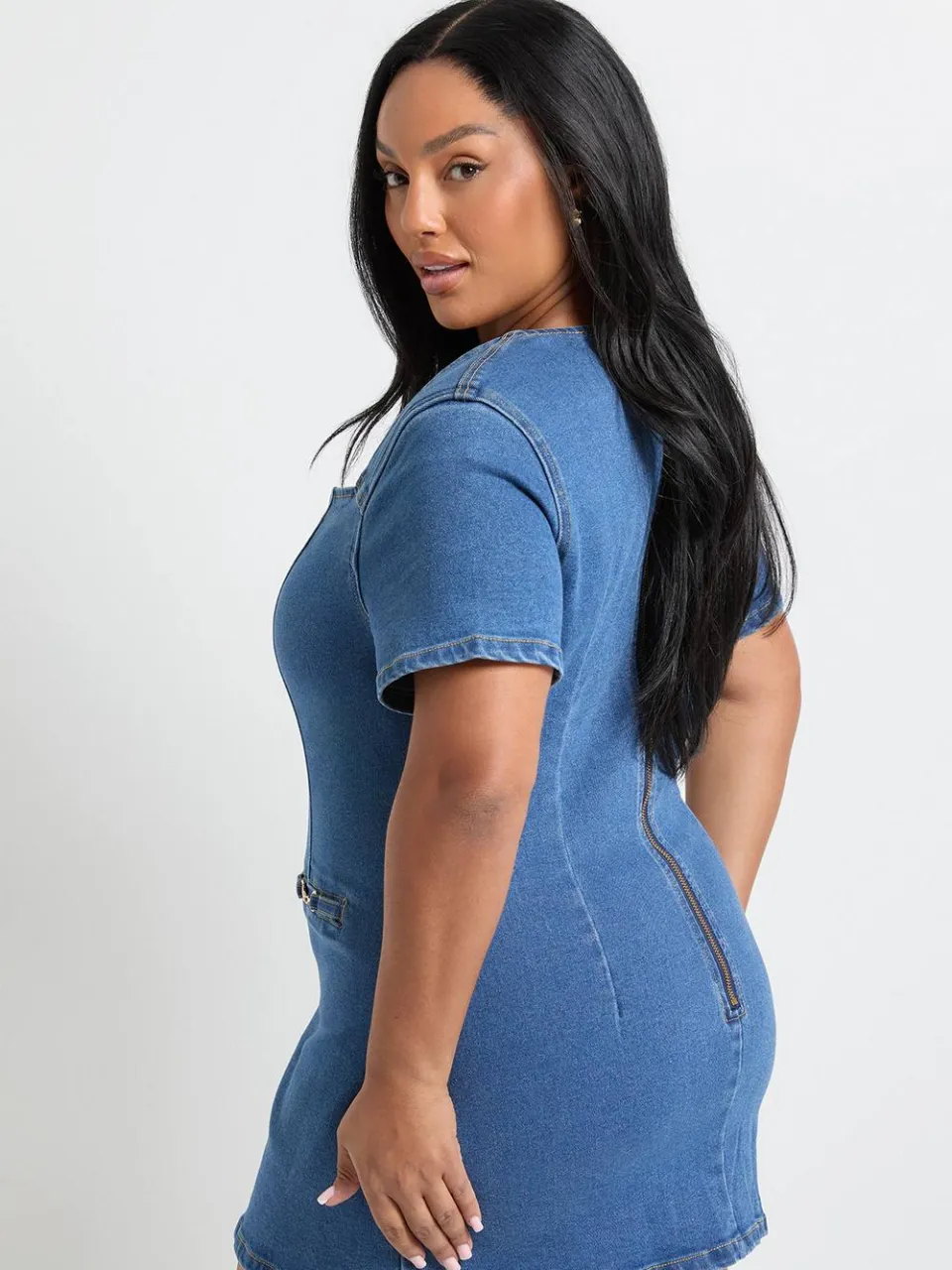 boohoo Dames Plus denim shiftjurk met gouden afwerking en knoopsluiting, foto 2