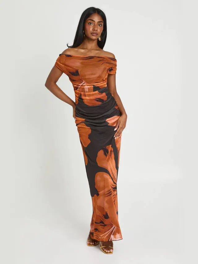 boohoo Dames Off-shoulder Maxi Jurk Met Grote Tonale Bloemenprint In Mesh Chocoladebruin