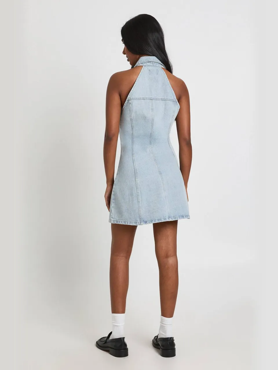 boohoo Dames Halternek Getailleerde Denim Mini-jurk Met Knoopsluiting, foto 2