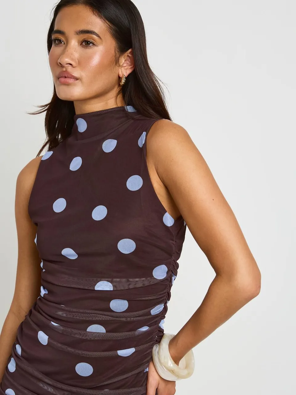 boohoo Dames Maxi Jurk Met Ton-sur-ton Polkadots En Geplooid Lijfje chocoladebruin, foto 4