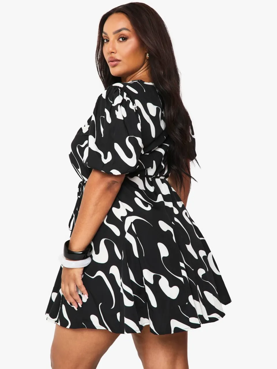 boohoo Dames Plus Abstract Puff Mouw Skaterjurk zwart, foto 2