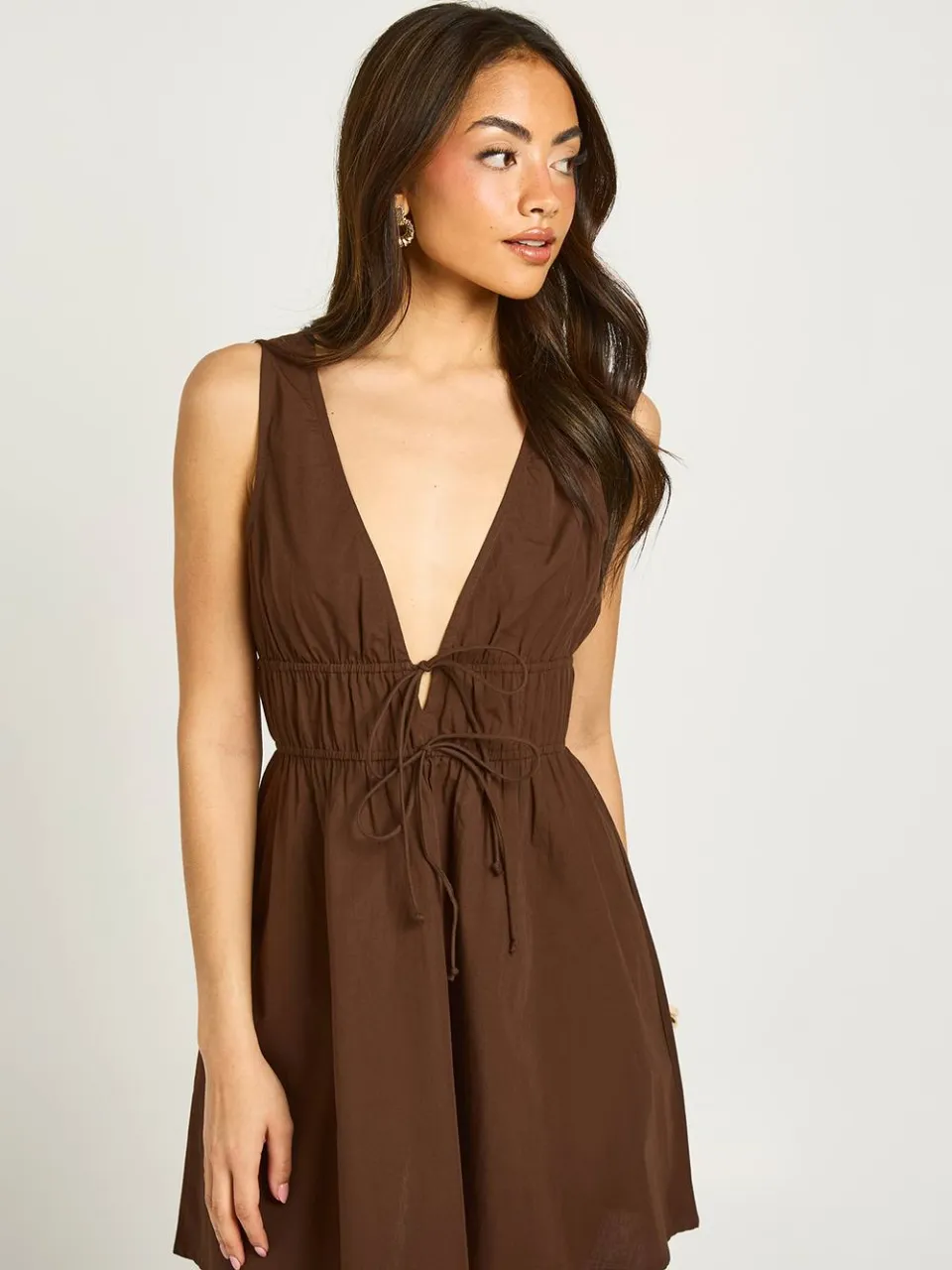 boohoo Dames Mini Skater Jurk Met Diepe V-hals En Strikdetail chocoladebruin, foto 3