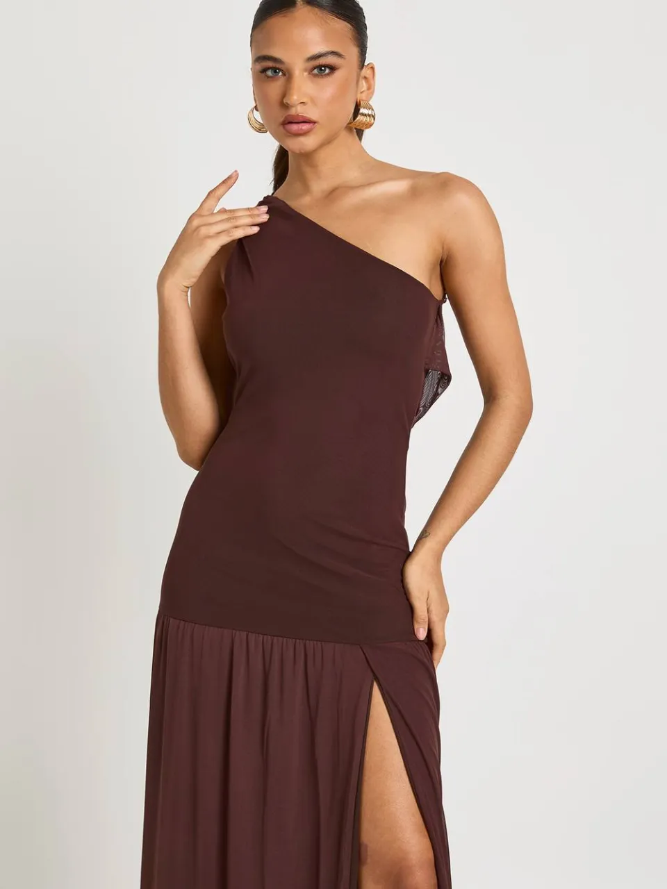 boohoo Dames One-shoulder cowl-back drop waist maxi-jurk chocoladebruin, foto 3