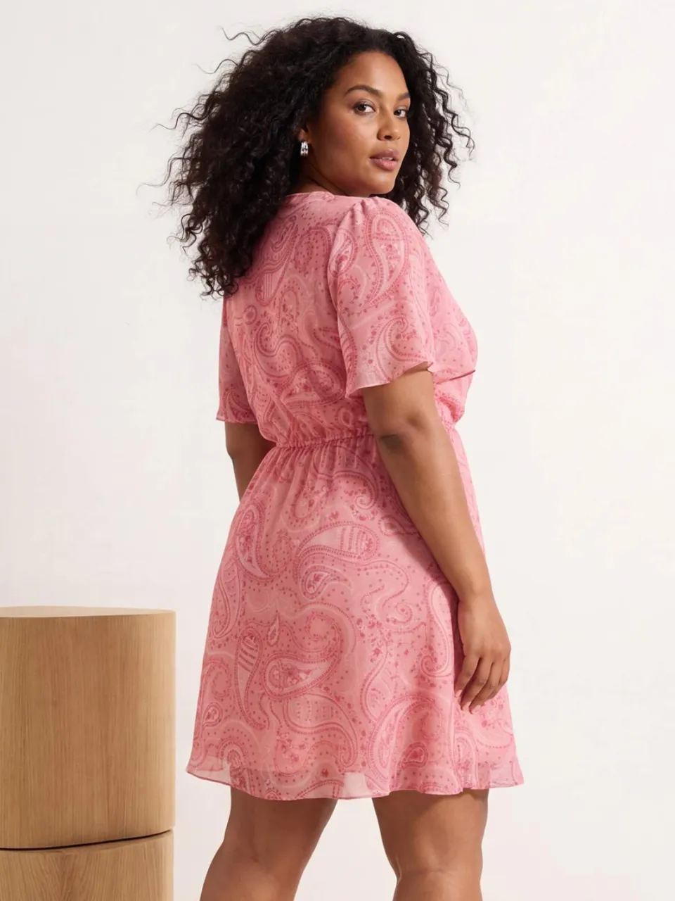 Trendyol Curve Dames Meerkleurig Paisley Kort / Mini Kort Casual Double-breasted Grote maten Jurk veelkleurig, foto 2