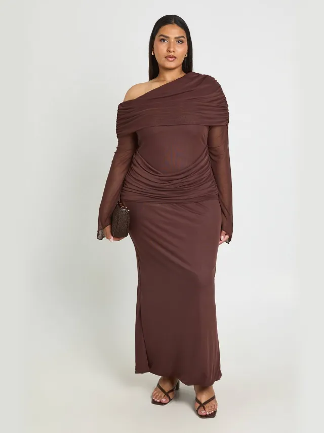 boohoo Dames Plus Mesh Bardot Jurk Met Drapering Detail Maxi Chocoladebruin