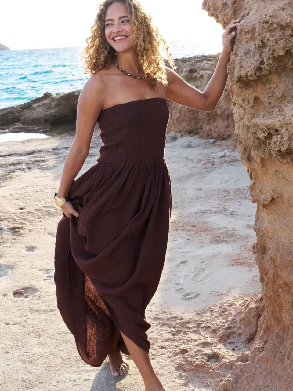 BEACHWAVE strapless mousseline strandjurk donkerbruin, foto 5