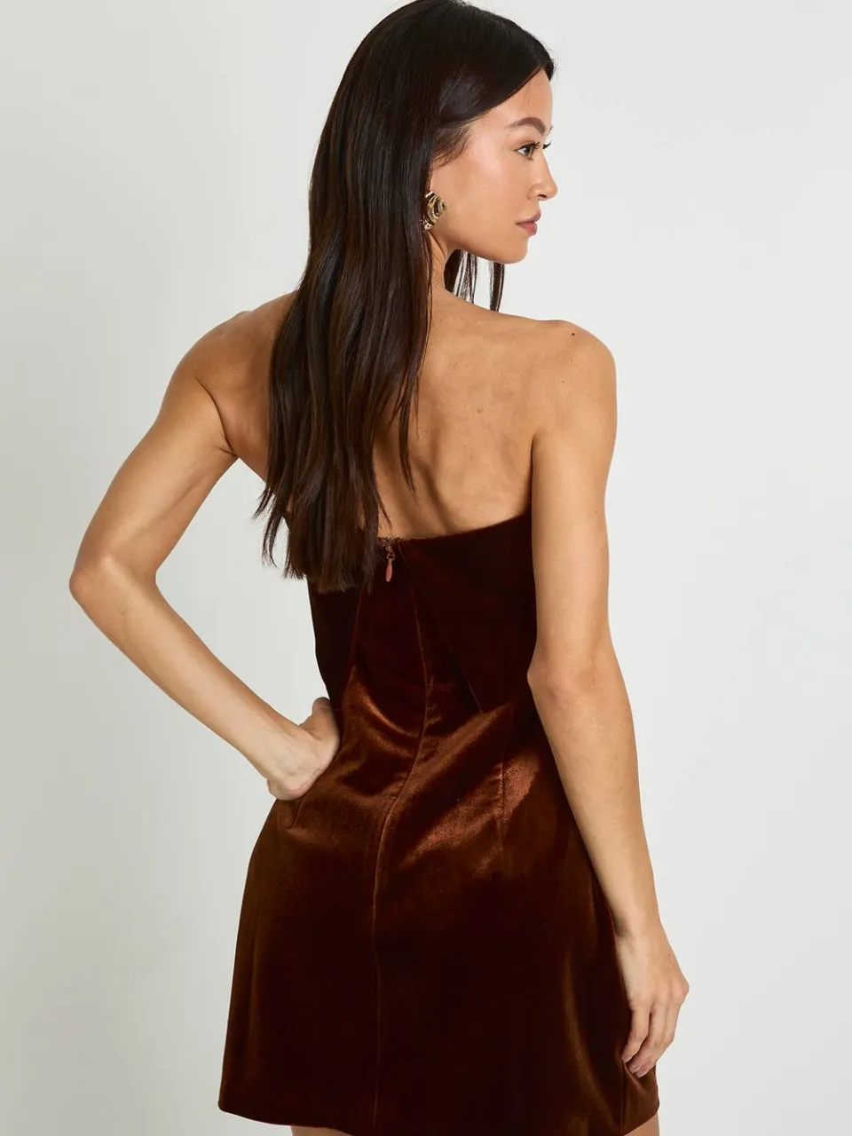boohoo Dames Lange fluwelen Bardot crepe jurk chocoladebruin, foto 2