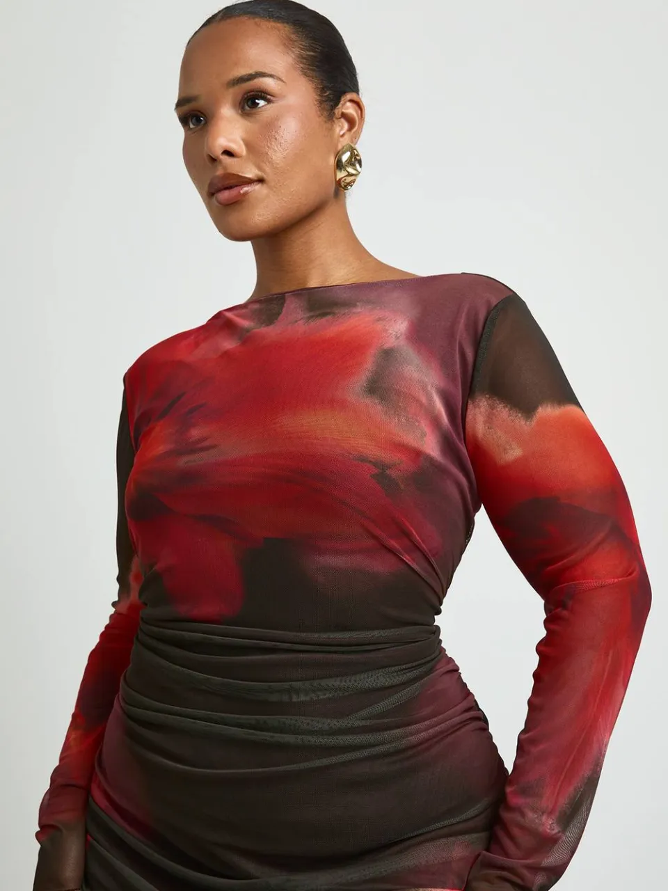 boohoo Dames Plus Bloemenprint Mesh Maxi Jurk Met Rimpeldetail chocoladebruin, foto 4