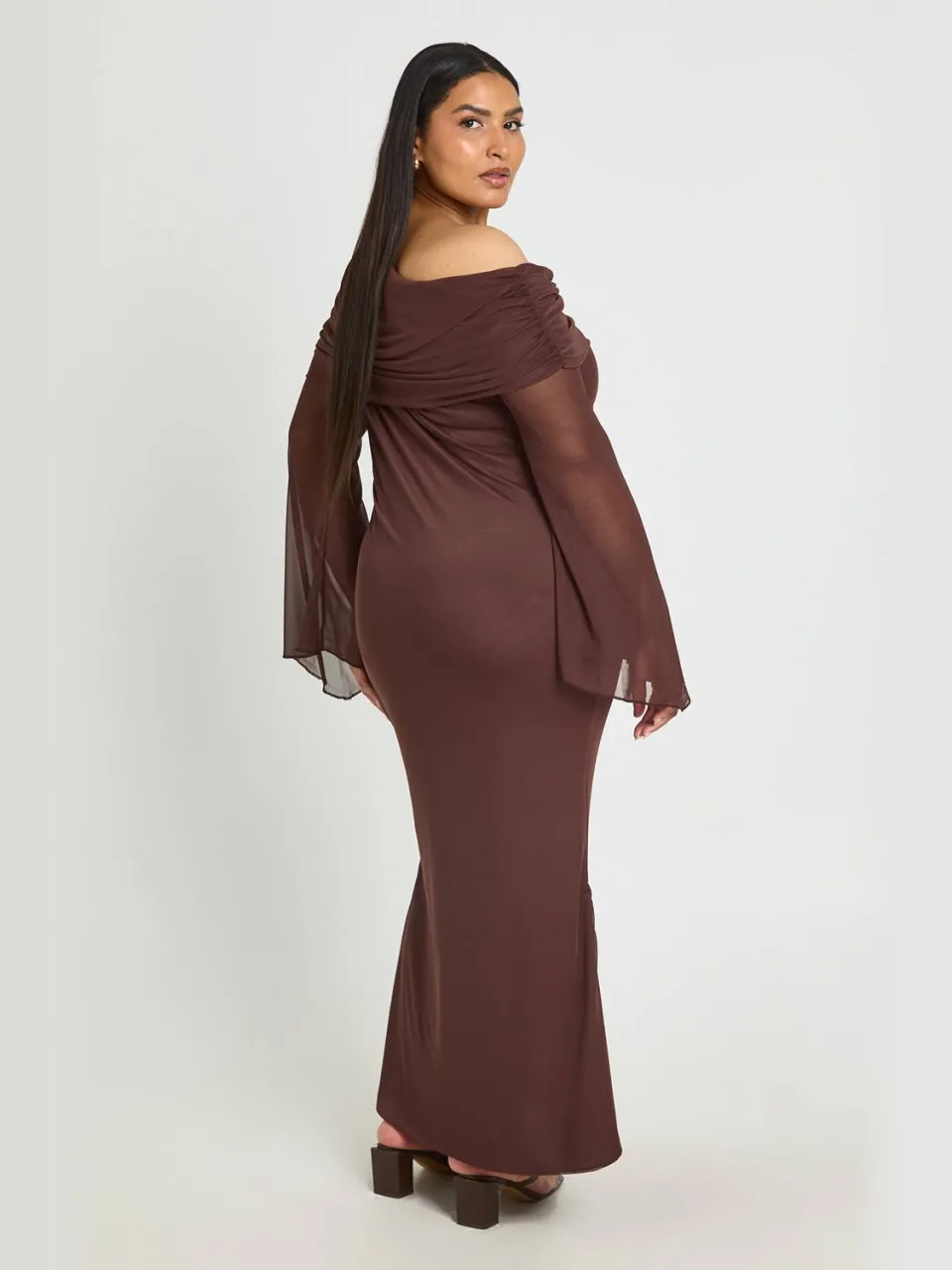 boohoo Dames Plus Mesh Bardot Jurk Met Drapering Detail Maxi chocoladebruin, foto 2