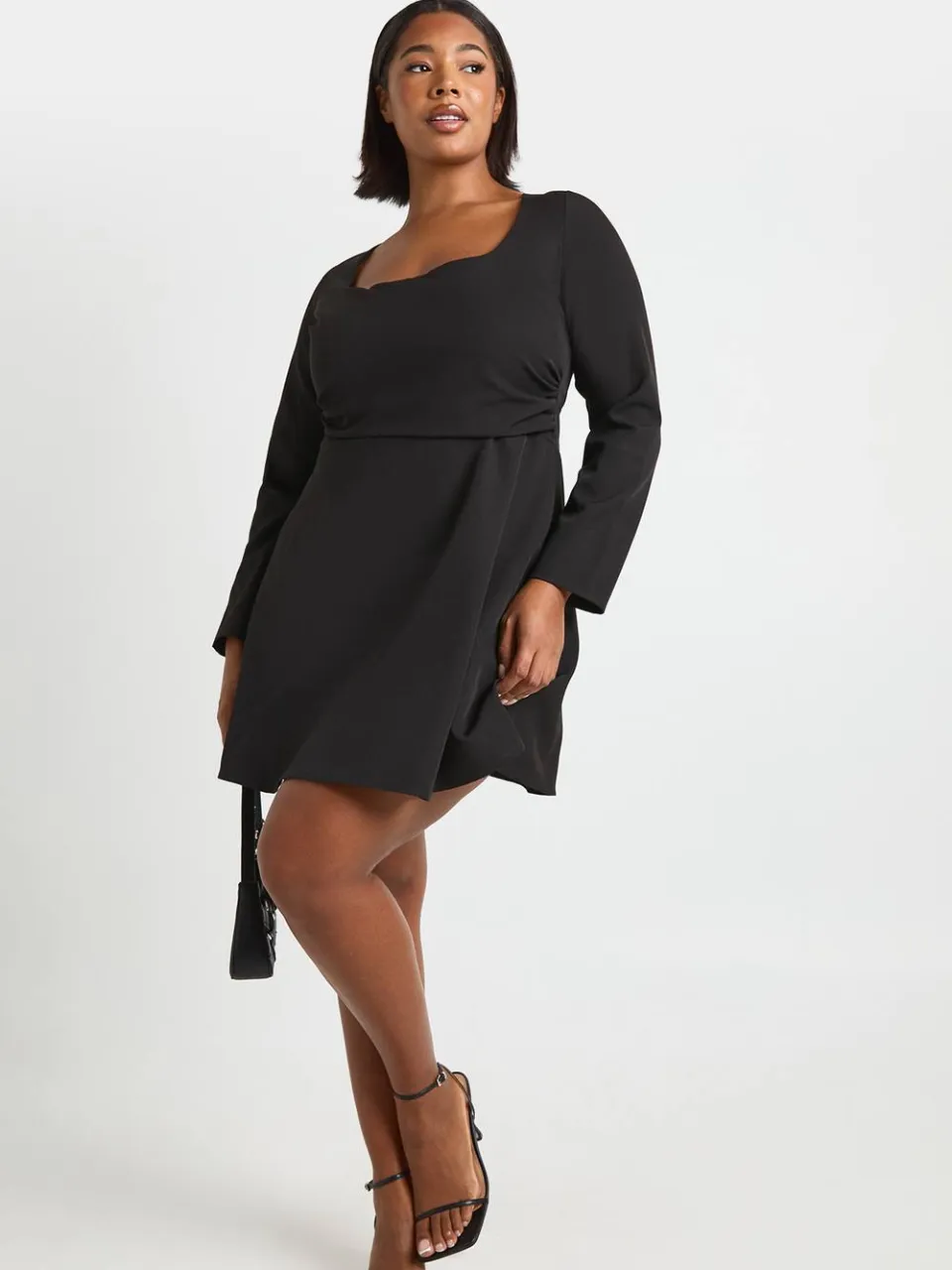 boohoo Dames Plus Jurk met ronde hals, geraffelde taille en skatermodel zwart, foto 3