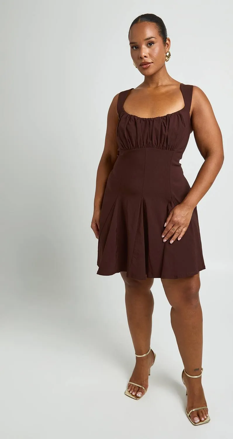 boohoo Dames Plus Skater Jurk Met Gerimpelde Buste chocoladebruin, foto 3