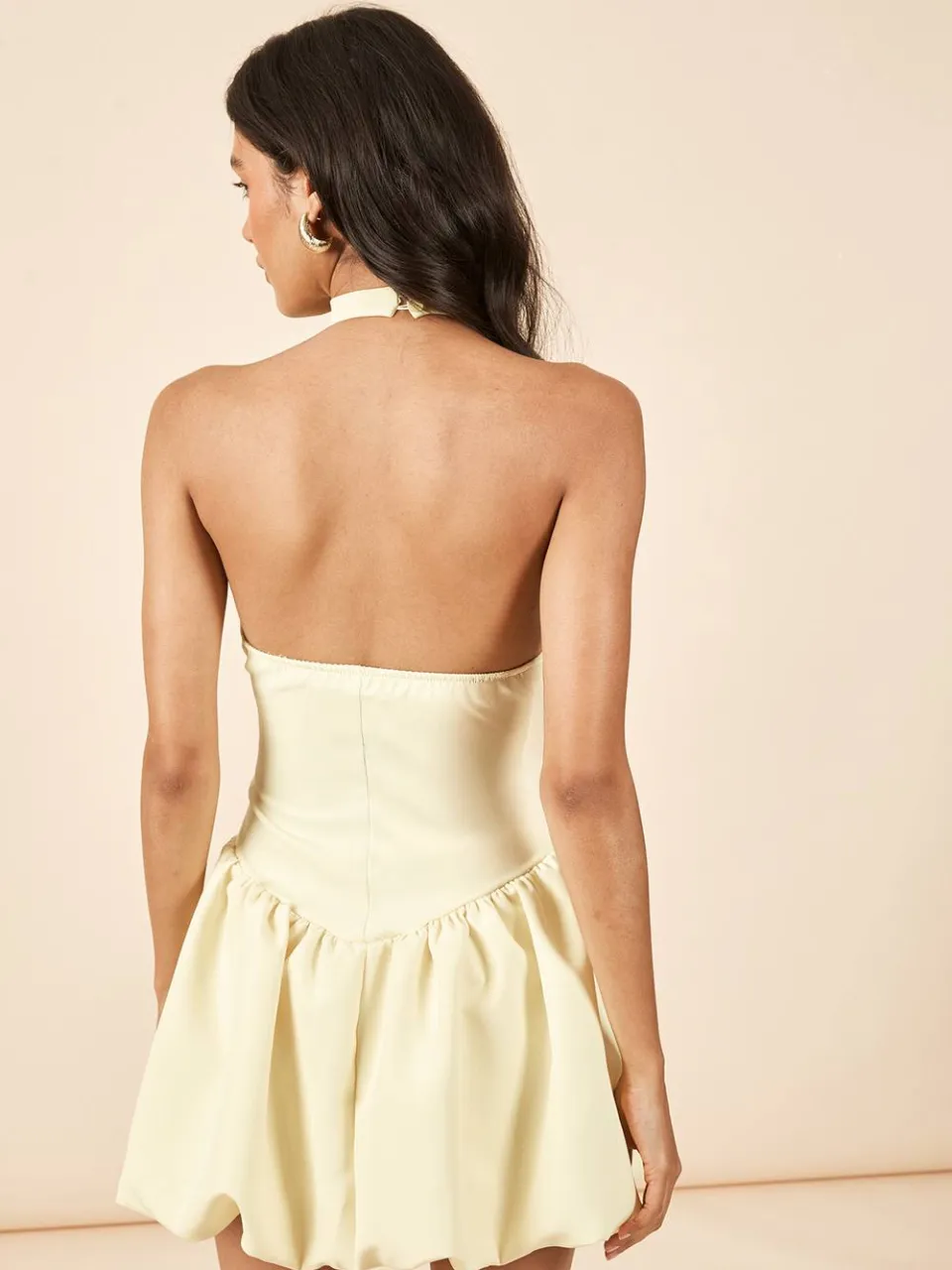 boohoo Dames Halter Cowl Neck Jurk Met Verlaagde Zoom Mini Rok citroen, foto 2