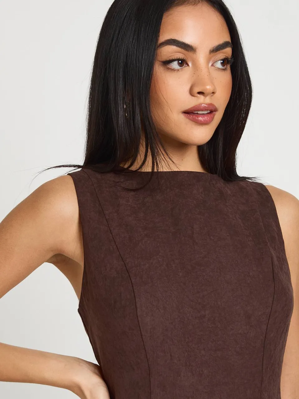 boohoo Dames Gestructureerde Mini Jurk met Asymmetrische Zoom chocoladebruin, foto 4