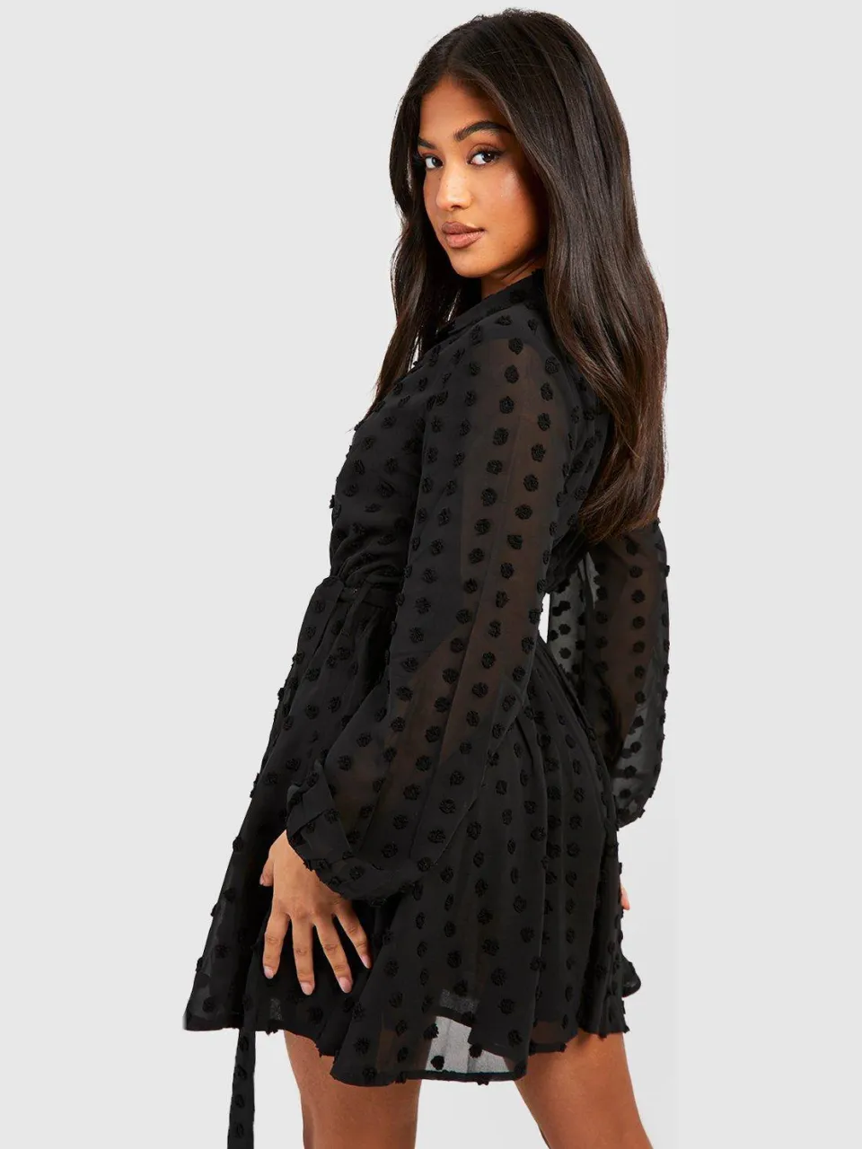 boohoo Dames Petite Dobby Jurk in Skaterstijl met Ceintuur zwart, foto 2