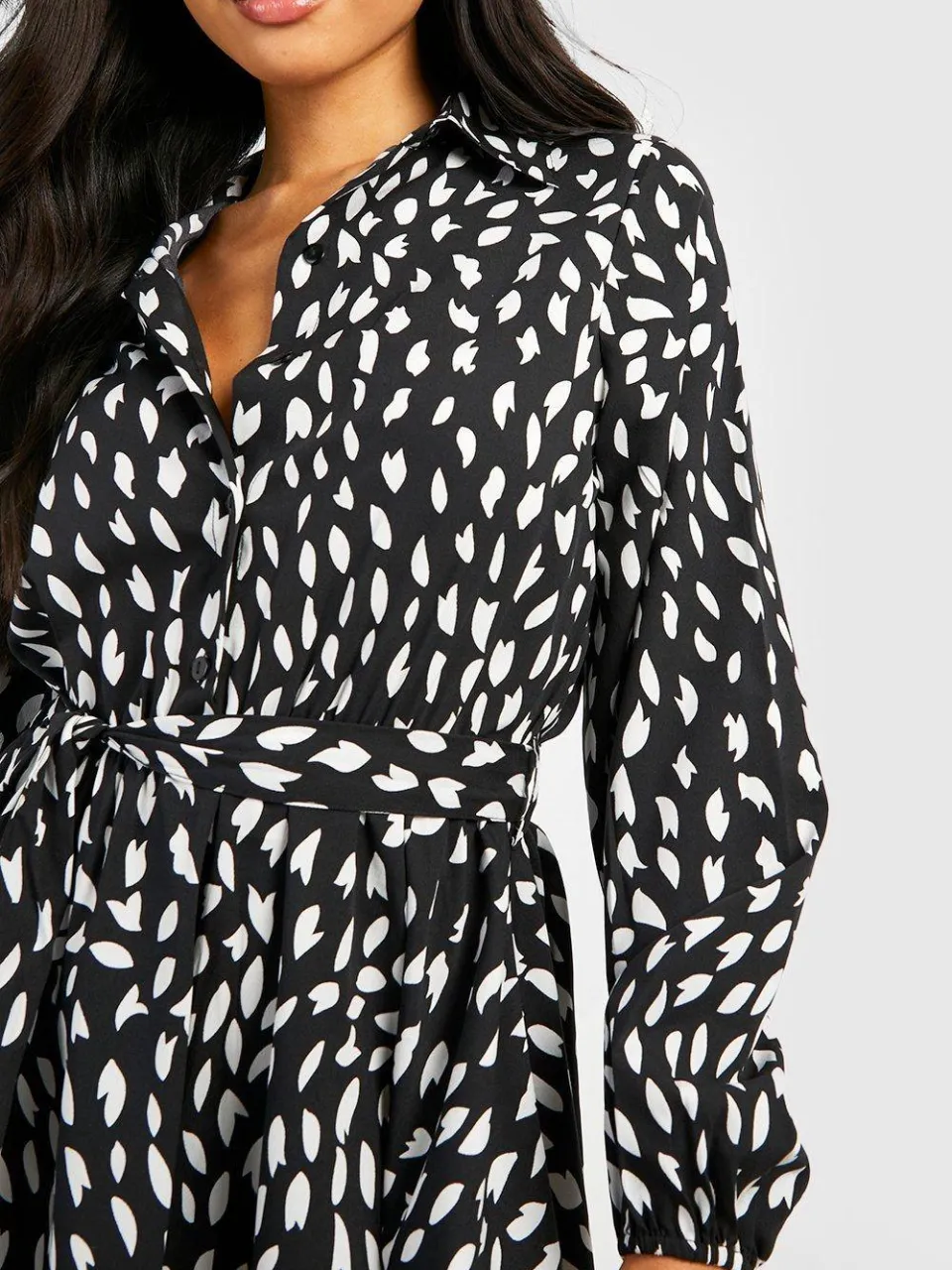 boohoo Dames Petite Smudge Print Skater Shirtjurk zwart, foto 4
