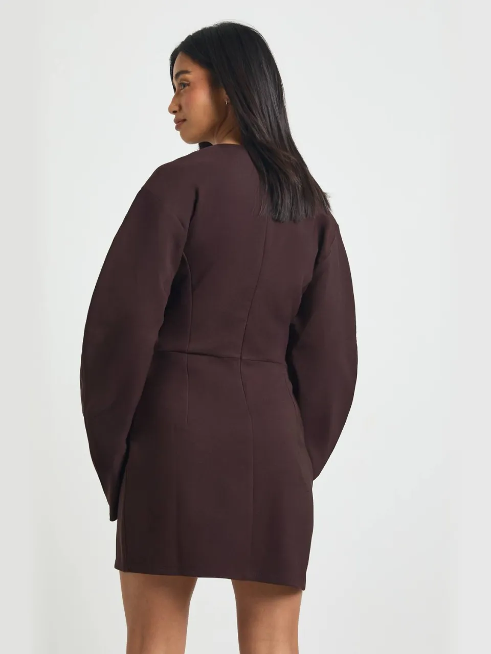 boohoo Dames Petite 2-in-1 Blazerjurk met Ballonmouwen chocoladebruin, foto 2
