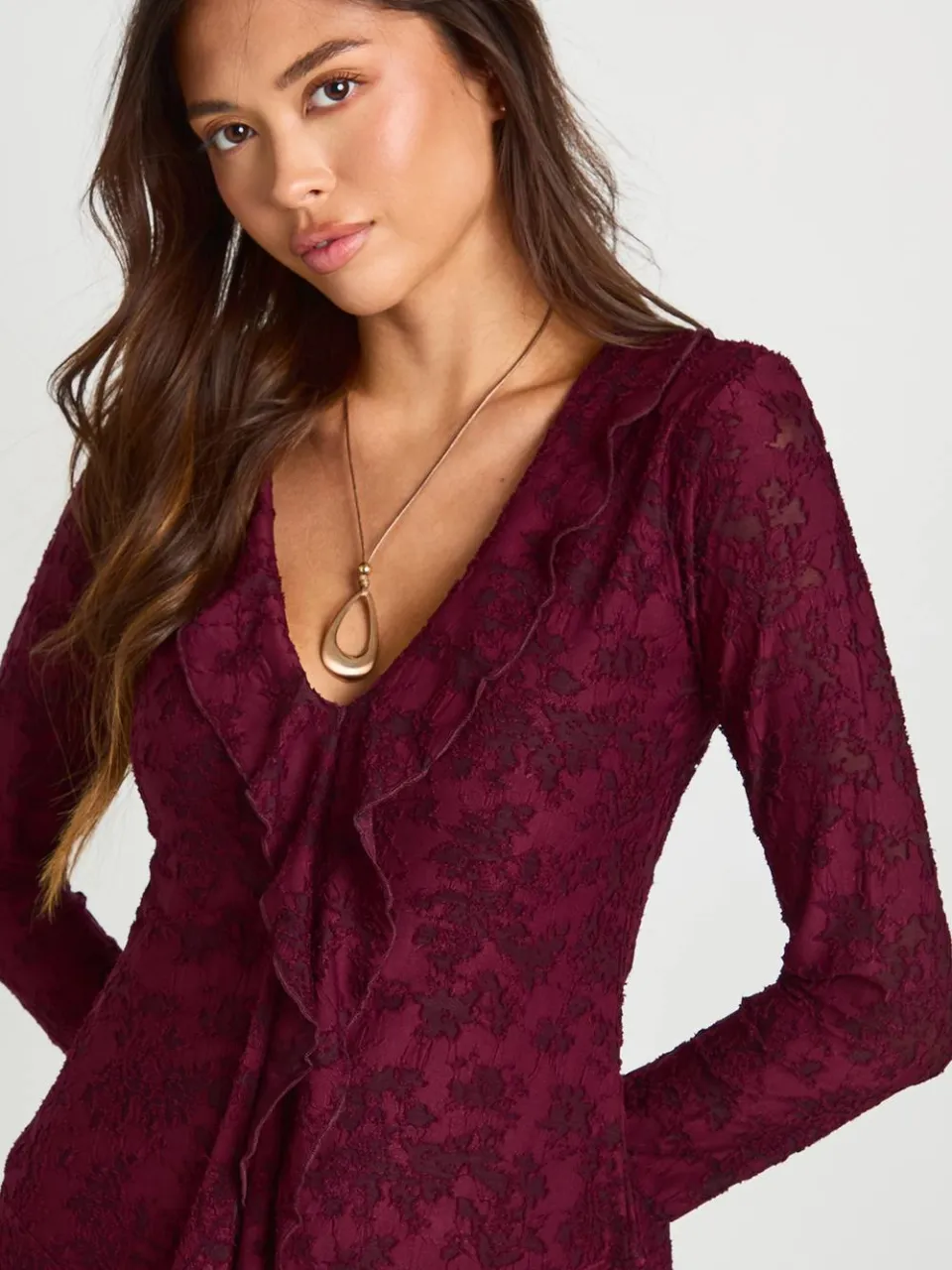 boohoo Dames Burnout Bloemen Ruches Voorkant Mini Jurk bordeaux rood, foto 4