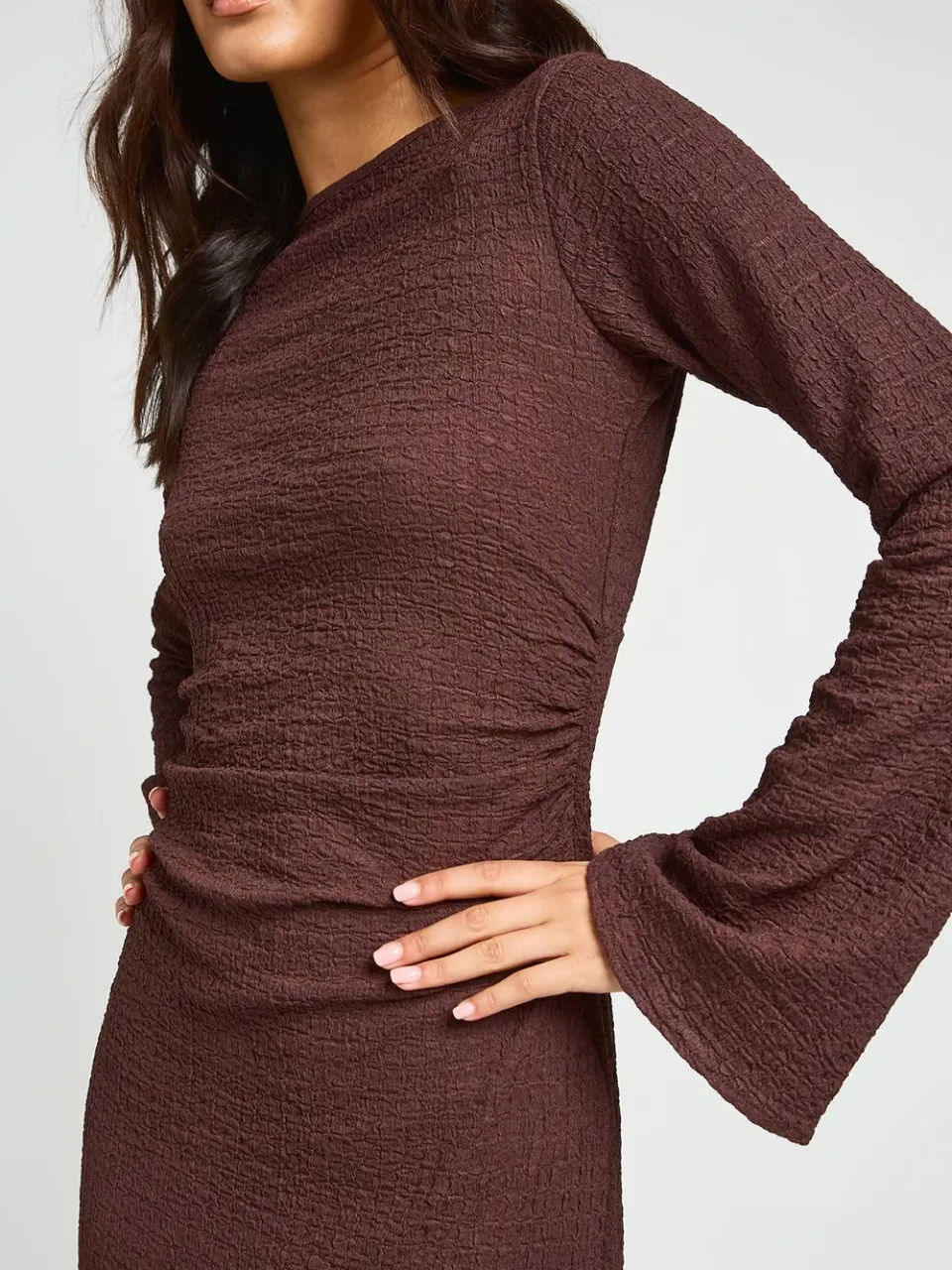 boohoo Dames Gestructureerde Maxi-jurk Met Open Rug En Uitlopende Mouwen chocoladebruin, foto 4