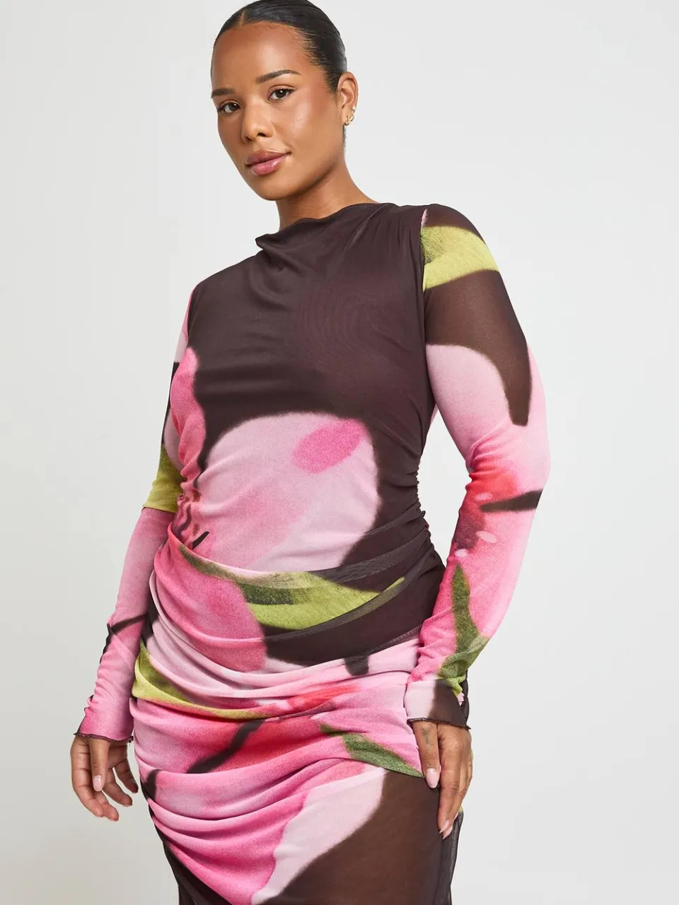 boohoo Dames Plus Gebloemde Maxi-jurk Met Mesh En Plooien chocoladebruin, foto 4