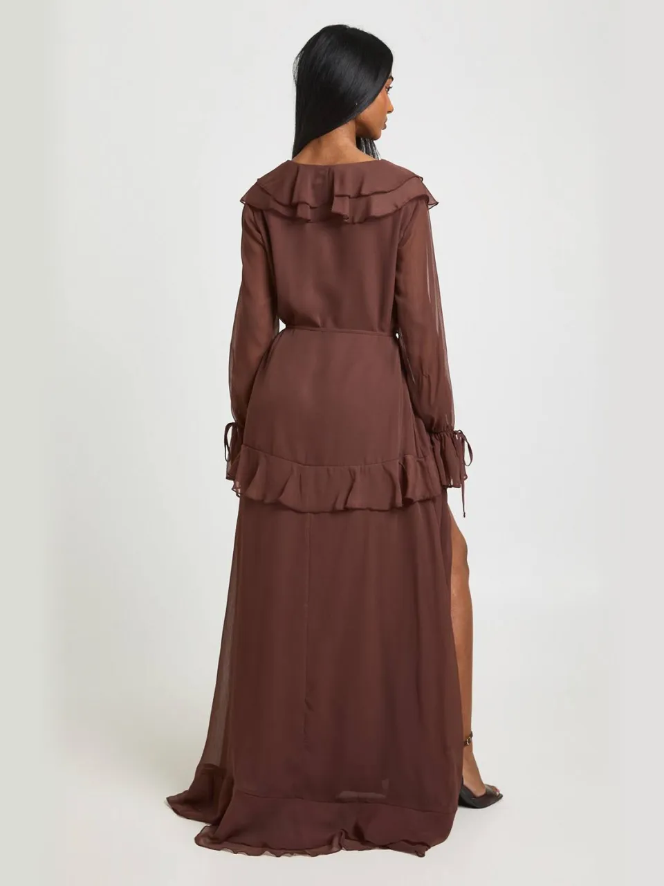 boohoo Dames Chiffon Maxi Jurk met Ruffle Details en Zwevende Pasvorm chocoladebruin, foto 2