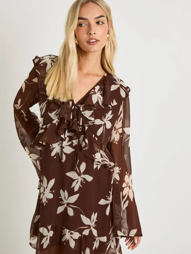 boohoo Dames Bloemenruche Chiffon Smockjurk chocoladebruin, foto 2