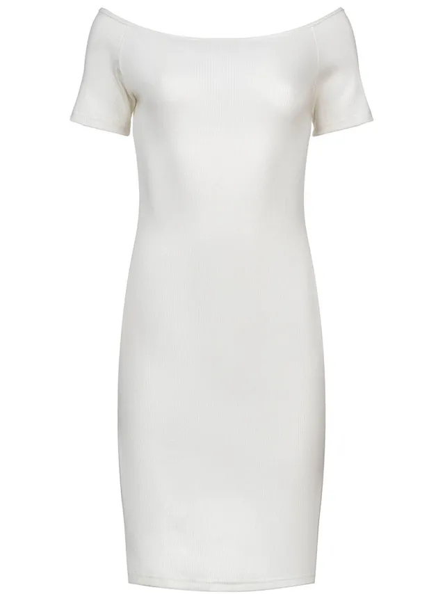 Conquista Klassieke Witte Off-Shoulder Aansluitende Jurk Ecru