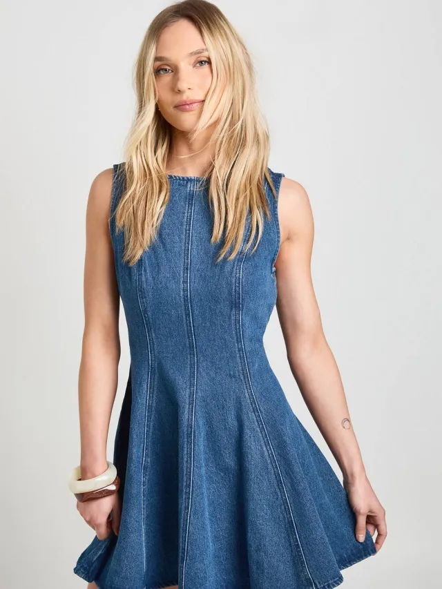 boohoo Dames Petite Mouwloze Denim Jurk Met Uitlopende Zoom Medium Gebleekt