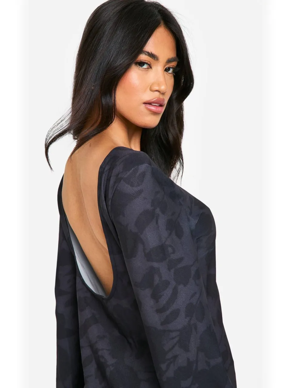 boohoo Dames Floral Low Back Flare Sleeve Dress grijs, foto 4