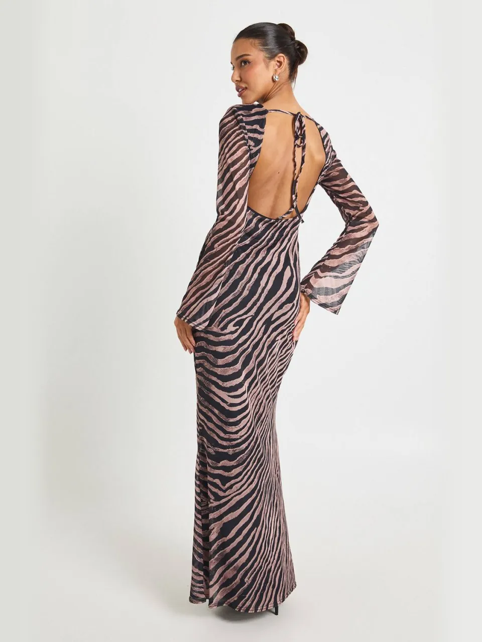 boohoo Dames Zebra bedrukte mesh schouderpad maxi jurk zwart, foto 2