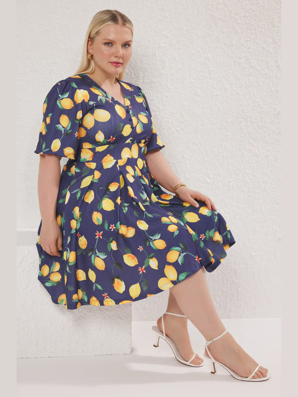 Trendyol Curve Dames Donkerblauw Bloemen Kort / Mini Kort Casual Skater Grote maten Jurk marineblauw/blauw, foto 2