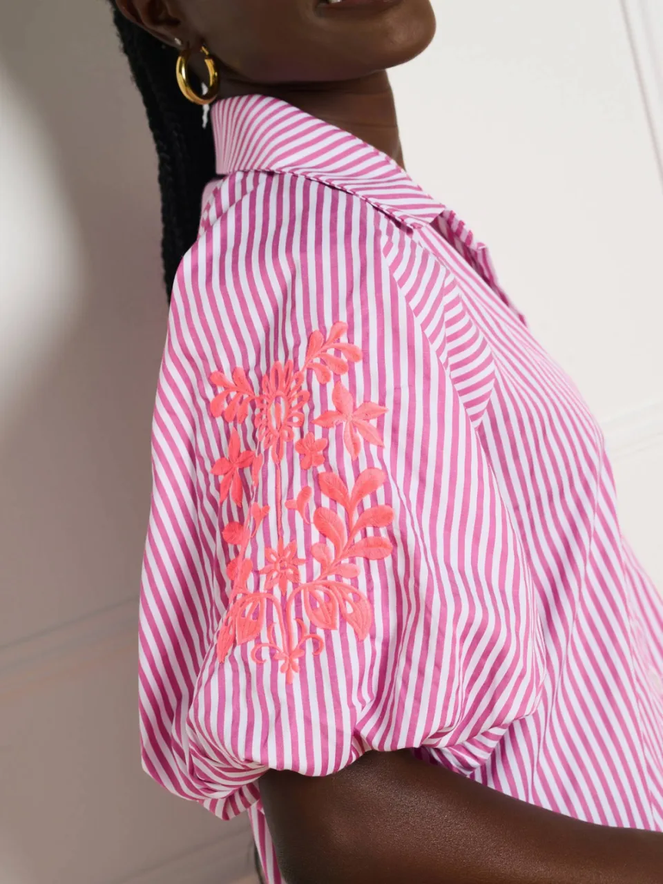 LOLALIZA gestreepte korte blousejurk met borduursels - roze, foto 5