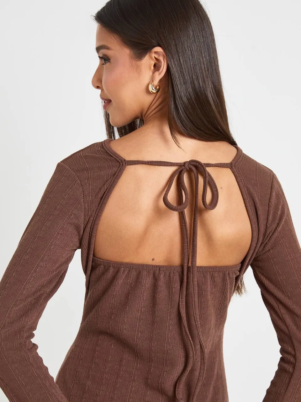 boohoo Dames Geribbelde Jurk Met Crêpe-effect, Wijd Uitlopende Mouwen En Strikdetail Op De Rug chocoladebruin, foto 4