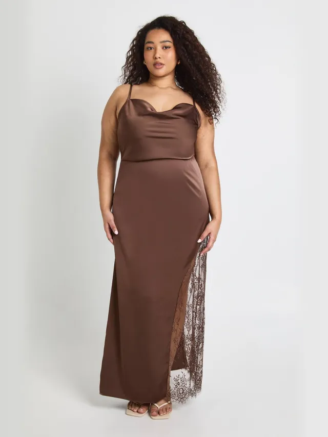 boohoo Dames Plus Satijn Cowl Kanten Inzet Maxi Jurk Chocoladebruin