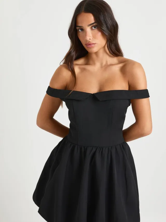 boohoo Dames Kleine Sweetheart-nek overslag pofbal minijurk Zwart