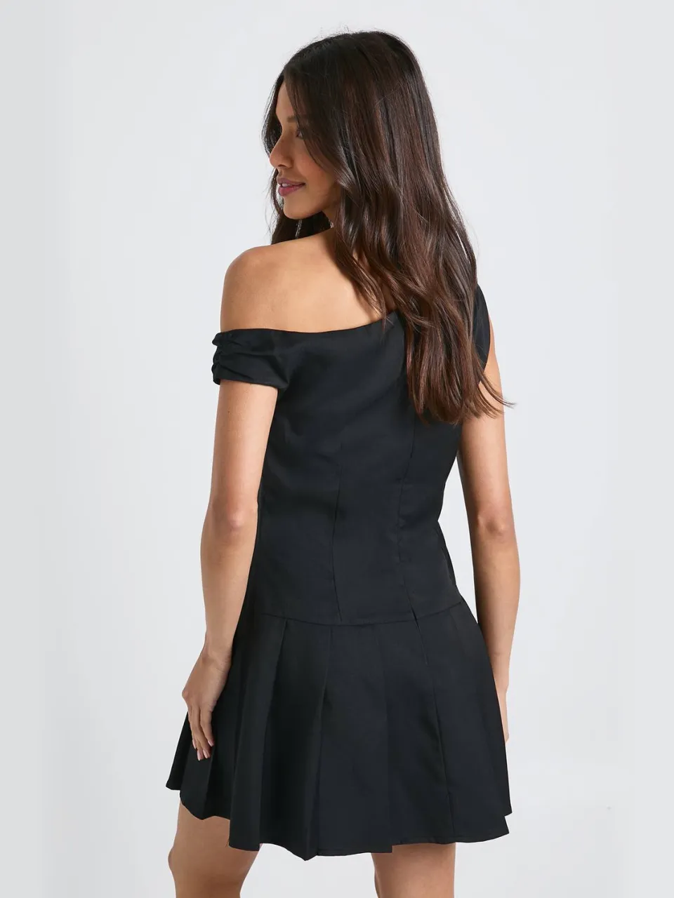 boohoo Dames Asymmetrische geplooide skaterjurk met afvallende zoom zwart, foto 2