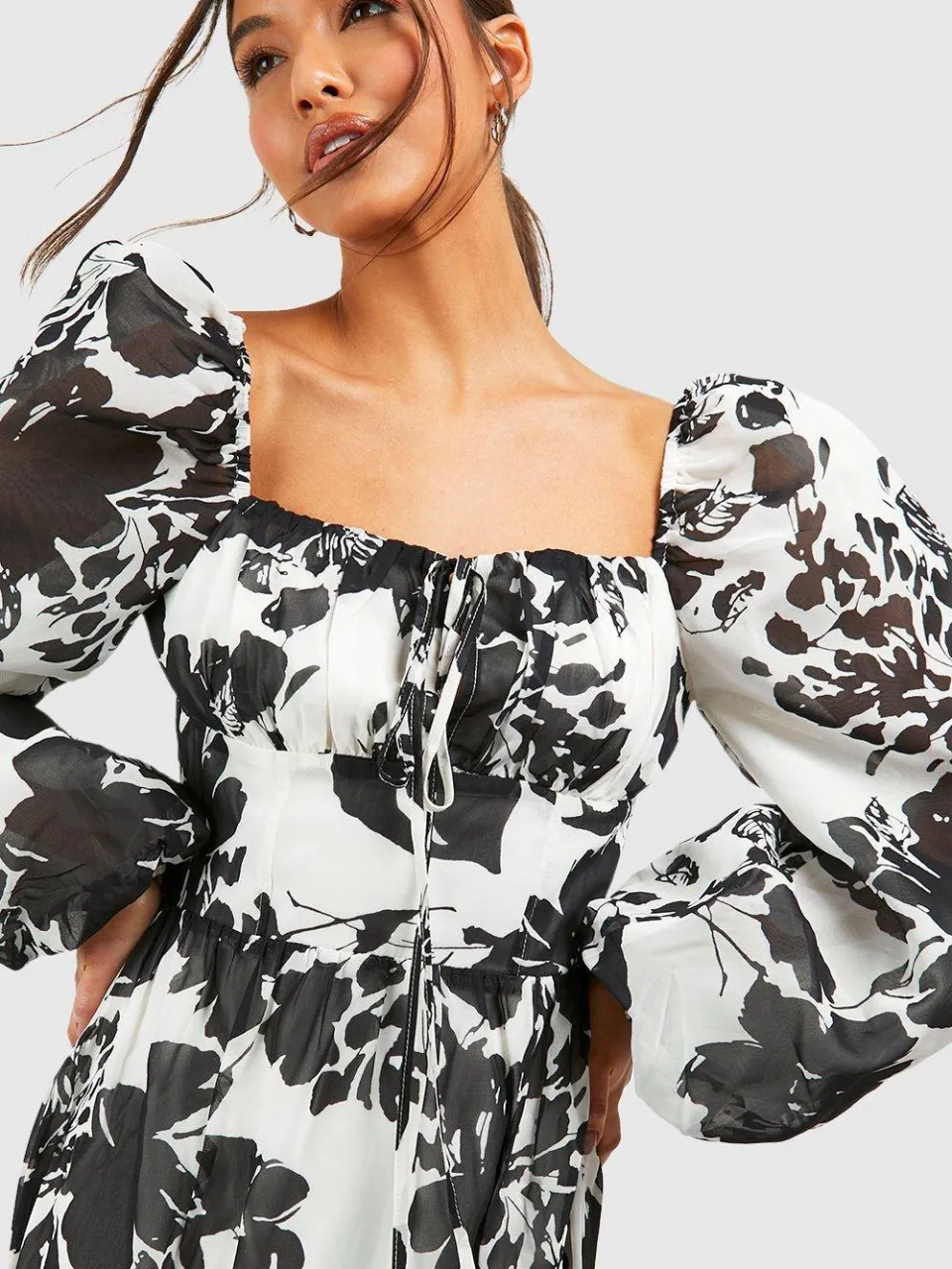 boohoo Dames Floraal Gerunste Boezem Mini Melkmeisjejurk crème, foto 4
