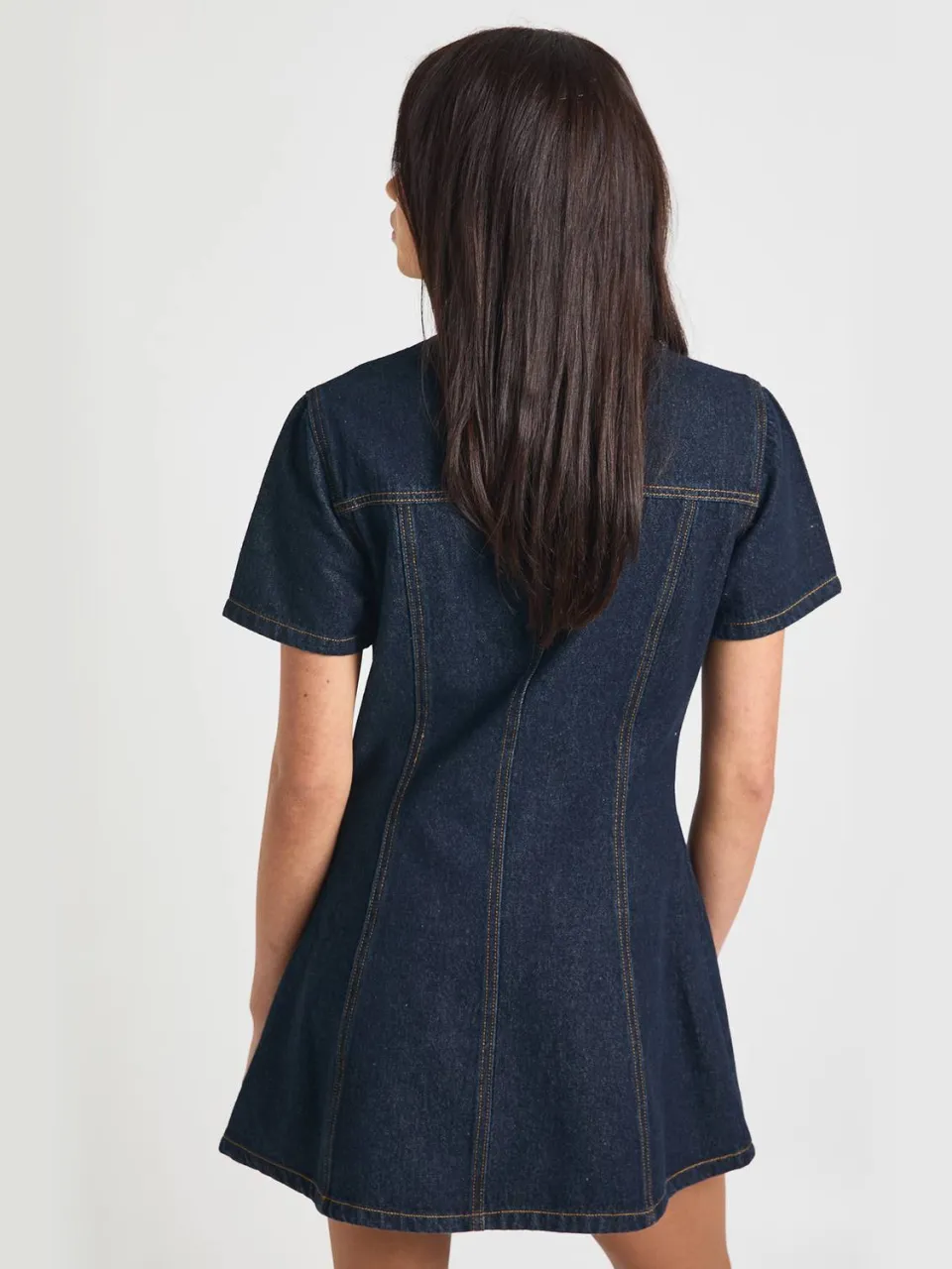 boohoo Dames Denim Jurk Met Korte Mouwen En Getailleerde Taille, foto 2