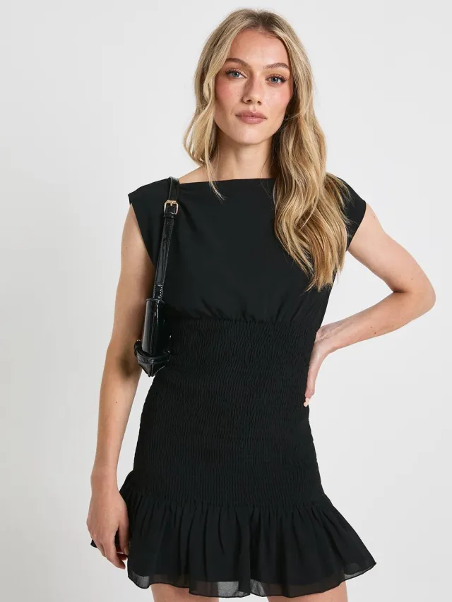boohoo Dames Kleine minijurk met gerimpelde taille en ruchezoom Zwart