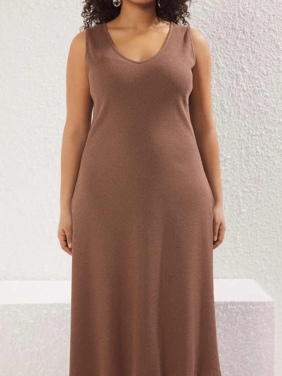 Trendyol Curve Dames Bruin Effen Midi Mouwloos Casual A-lijn Grote maten Jurk, foto 2
