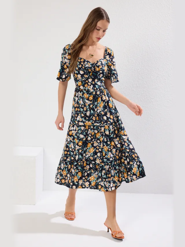 Trendyol TRENDYOLMİLLA Dames Donkerblauw Bloemen Midi Kort Casual A-lijn Jurken Marineblauw/Blauw