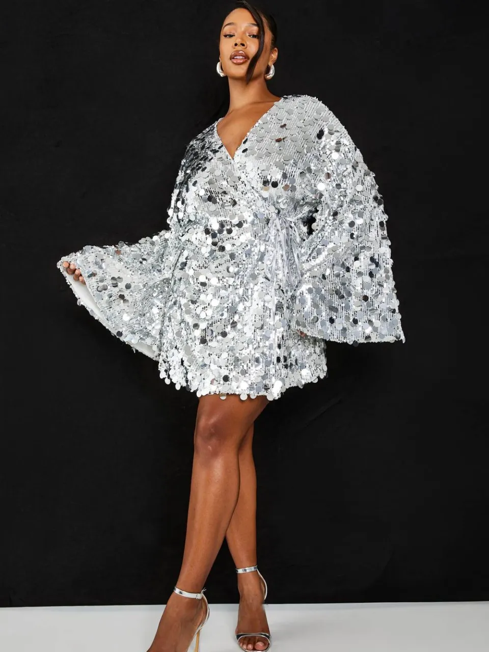 boohoo Dames Plus Disc Pailletten Wikkeljurk met Uitlopende Mouwen zilver, foto 3
