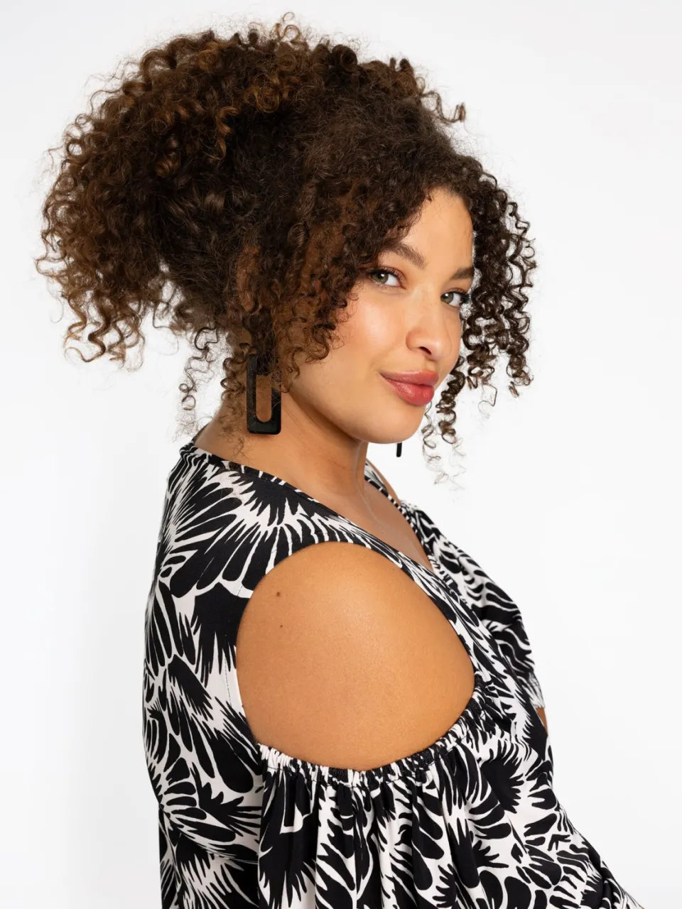 Yoek Jurk met cold shoulders ALICE | Zwart, foto 3