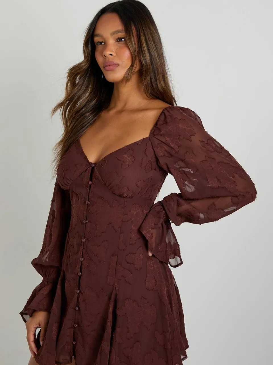 boohoo Dames Burnout Floral mini-jurk met godetzoom chocoladebruin, foto 3