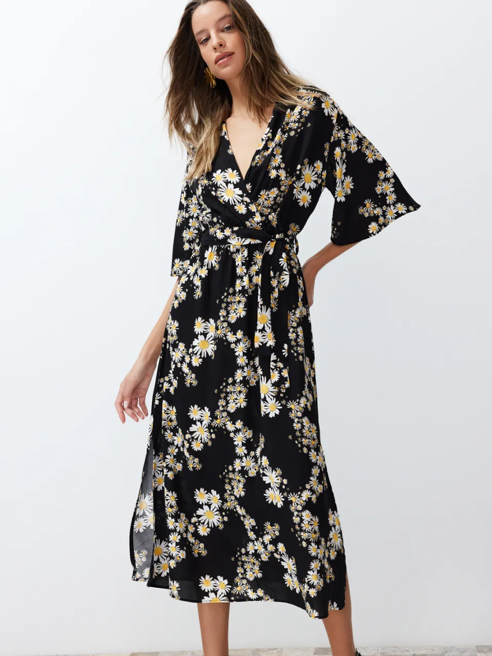 Trendyol TRENDYOLMİLLA Dames Zwart Bloemen Midi Kort Casual Double-breasted Jurken, foto 2