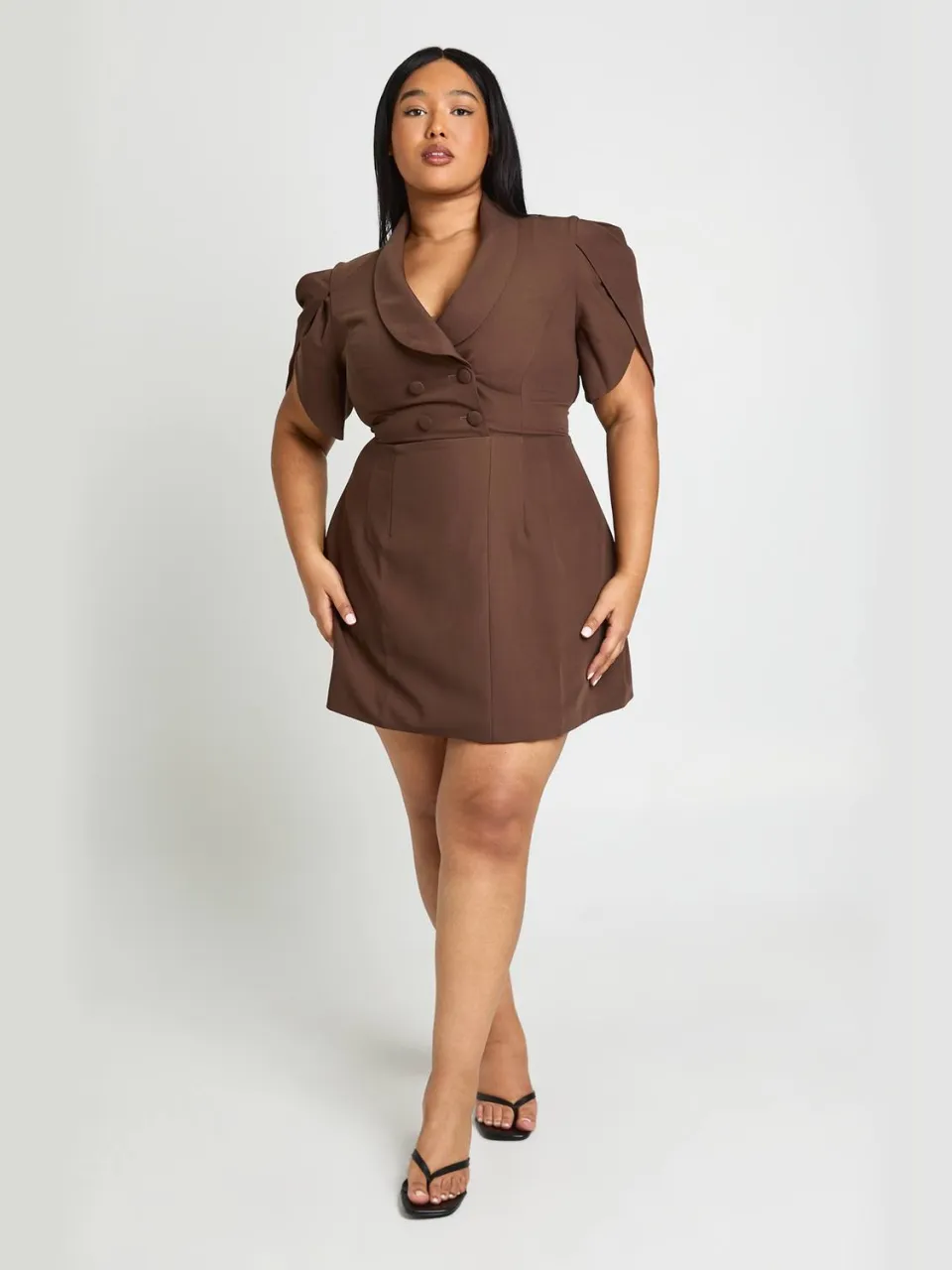 boohoo Dames Plus Blazerjurk Met Bloemblaadmouwen En Skater Rok chocoladebruin, foto 4