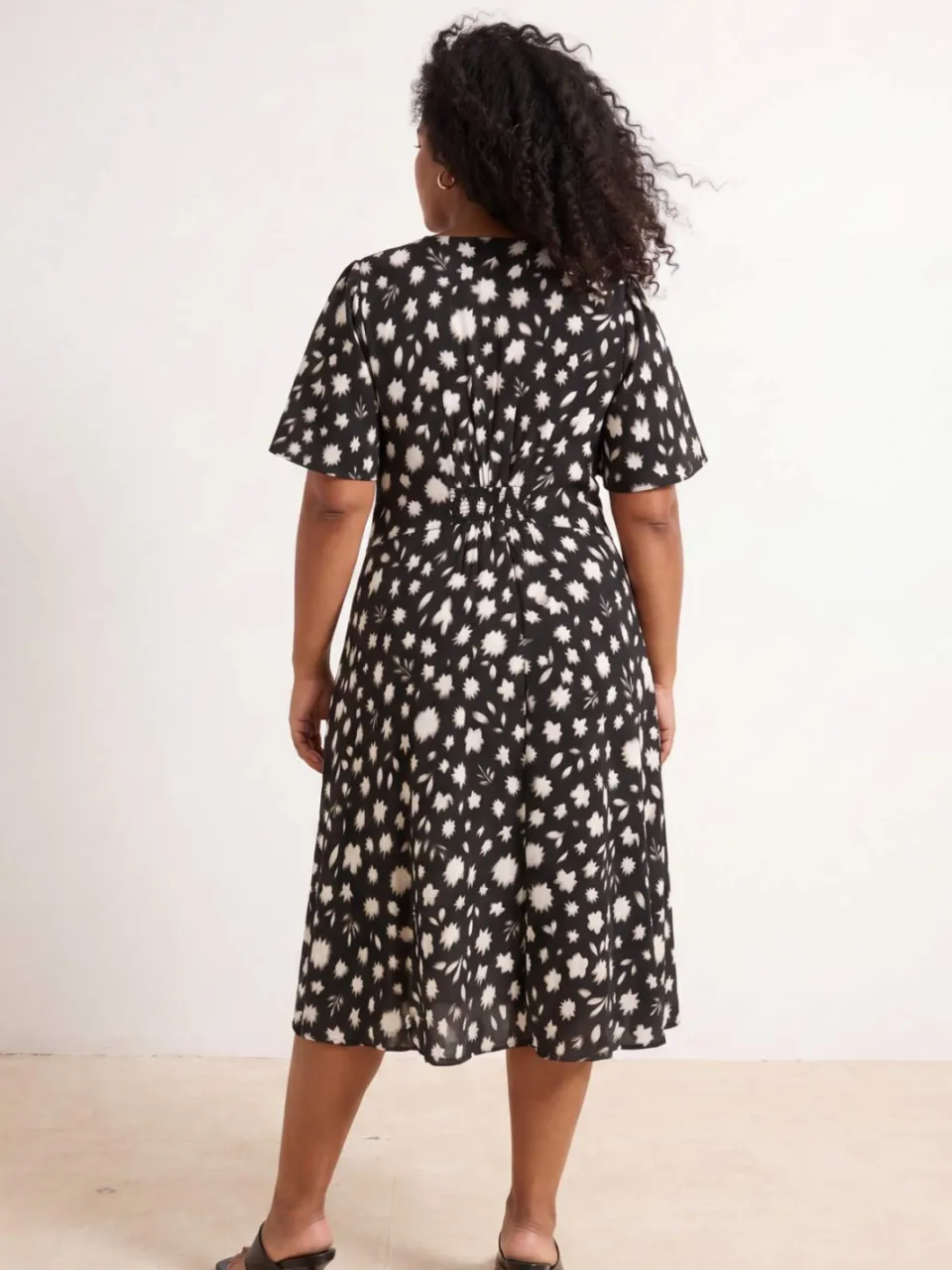 Trendyol Curve Dames Zwart Bloemen Midi Kort Casual Blousejurk Grote maten Jurk, foto 2