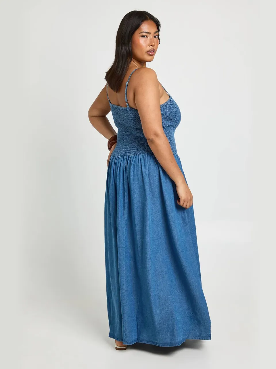 boohoo Dames Plus Chambray Gesmockte Midaxi Skater Jurk medium gebleekt, foto 2