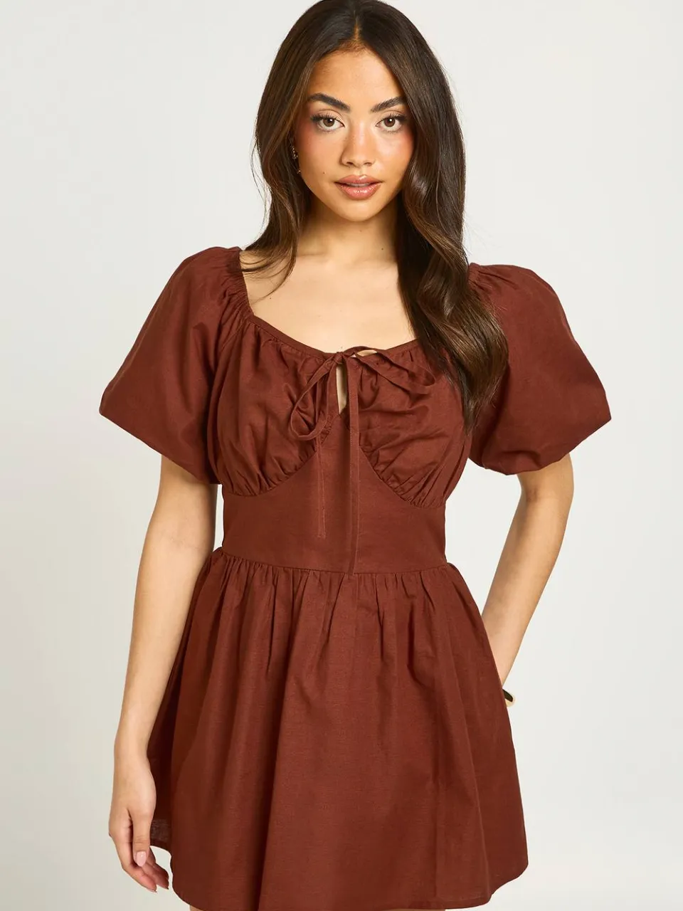 boohoo Dames Petite Linnen-look Mini Jurk Met Volumineuze Mouwen chocoladebruin, foto 3