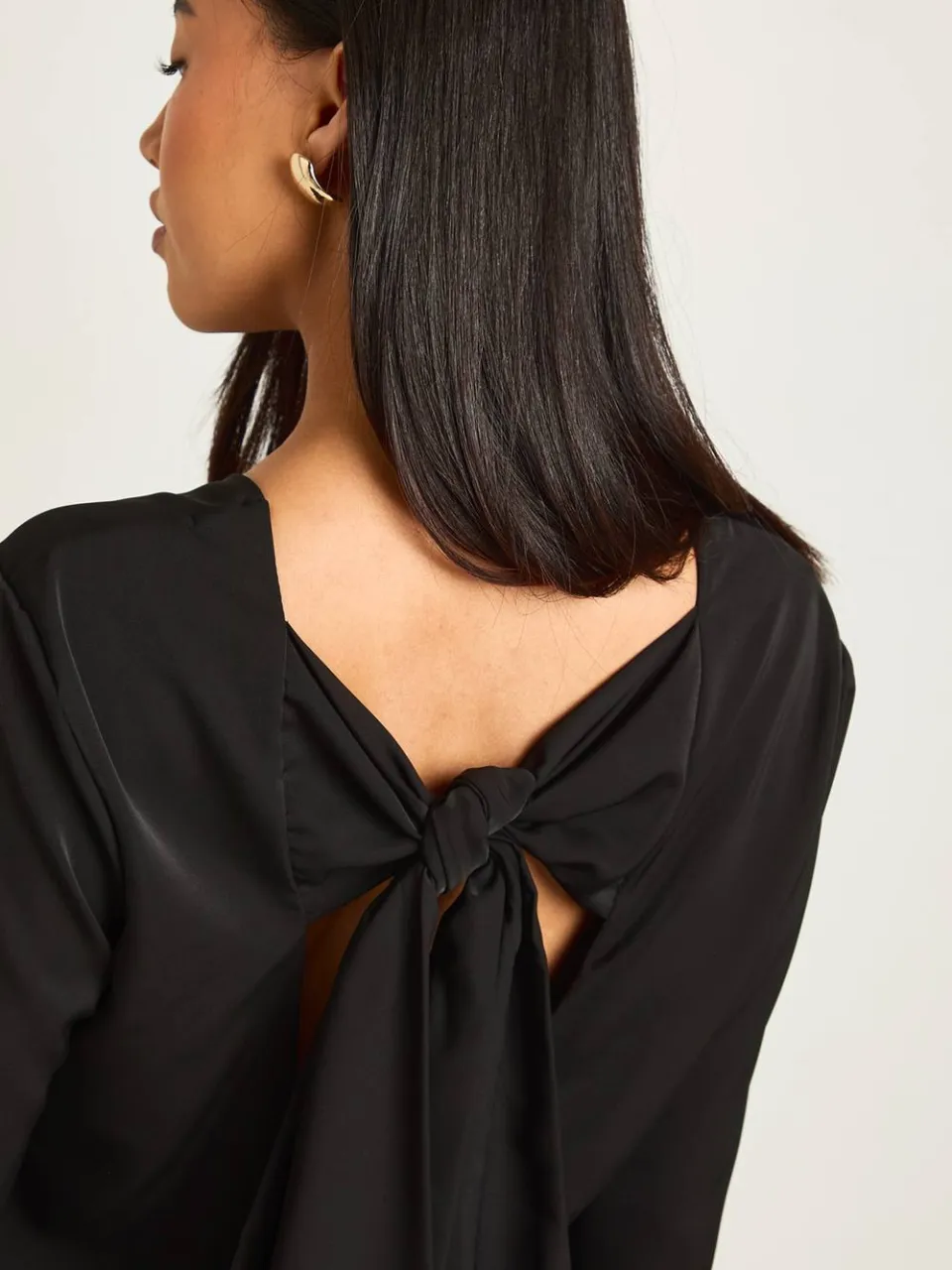 boohoo Dames Kleine strikdetail open rug mini-jurk zwart, foto 4